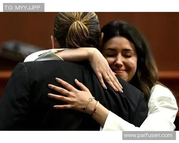 突然抱住足球明星，粉丝狂欢瞬间引爆社交媒体热议