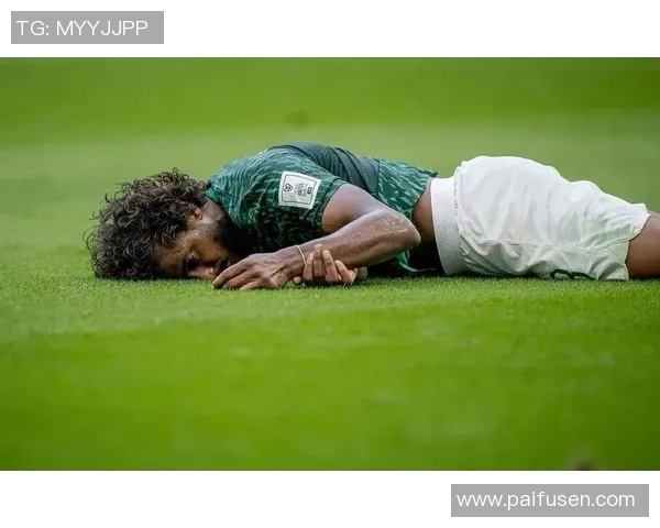 足球巨星深夜床上接电话 突破隐私的瞬间曝光 足球巨星深夜床上接电话 突破隐私的瞬间曝光