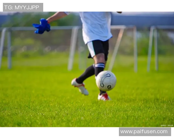 足球球星巧妙玩转绿茵场展现独特技巧与激情瞬间