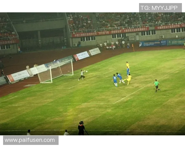 香港足球明星崛起之路：从青涩少年到国际赛场的荣耀之旅